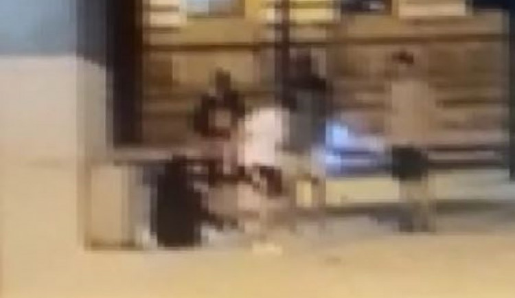 Mladíci se bavili rozbíjením okolí Národního divadla. Jeden skončil s pouty na rukou na záchytce