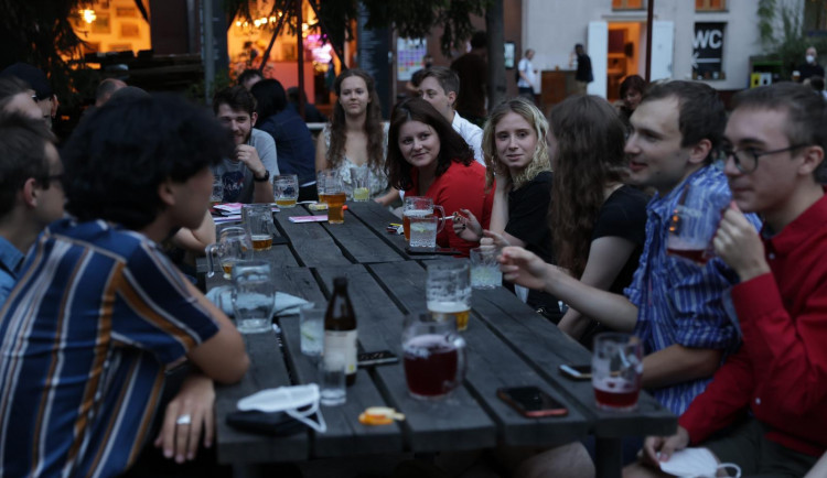 Opatření platí pro všechny. Snímkem Maláčové s více lidmi se možná bude zabývat hygiena