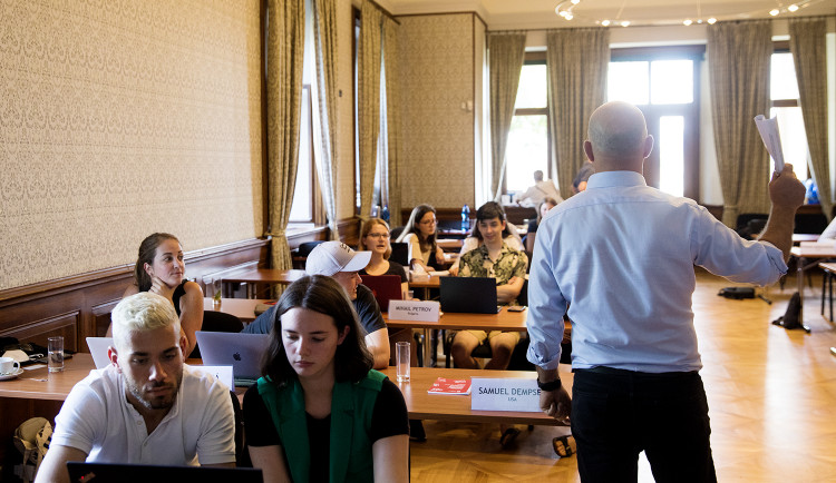 Mladí novináři z osmi zemí světa se v Praze učili od zkušených světových žurnalistů.