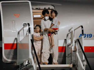 V Kbelích přistál druhý evakuační letoun z Kábulu. Na palubě bylo téměř devadesát lidí