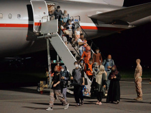 V Kbelích přistál druhý evakuační letoun z Kábulu. Na palubě bylo téměř devadesát lidí