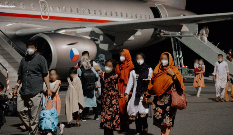 V Kbelích přistál druhý evakuační letoun z Kábulu. Na palubě bylo téměř devadesát lidí