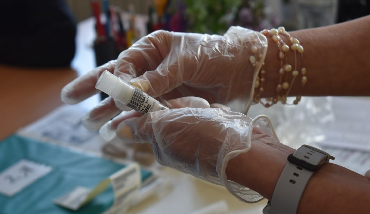 size4-16215855947005-241-skolaci-z-prahy-6-se-od-vcerejska-testuji-pcr-testy-ze-sllin