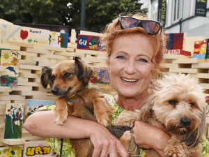 Herečka Simona Stašová jako patronka Akce cihla přišla podpořit prodej cihel do ulice Na Příkopě