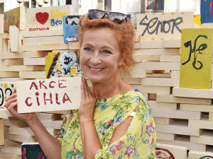 Herečka Simona Stašová jako patronka Akce cihla přišla podpořit prodej cihel do ulice Na Příkopě