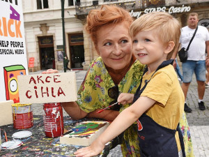 Herečka Simona Stašová jako patronka Akce cihla přišla podpořit jejich prodej do ulice Na Příkopě