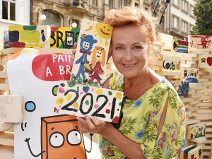 Herečka Simona Stašová jako patronka Akce cihla přišla podpořit prodej cihel do ulice Na Příkopě