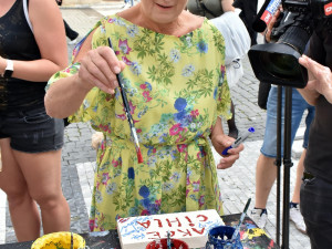 Herečka Simona Stašová jako patronka Akce cihla přišla podpořit prodej cihel do ulice Na Příkopě