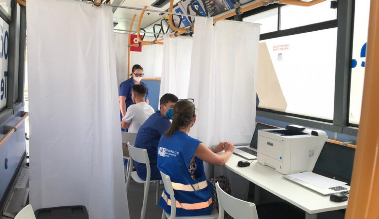 Pražský očkovací autobus zamíří k obchoďáku, na výstaviště nebo na náplavku