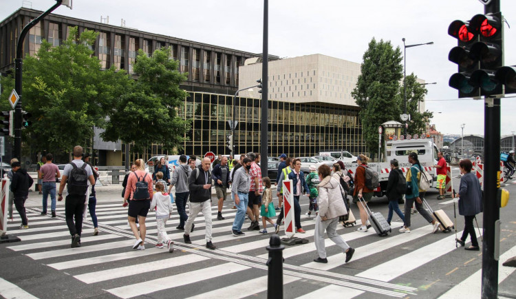 Dnes začal fungovat první přechod přes magistrálu u Muzea. Druhý bude zprovozněn v listopadu