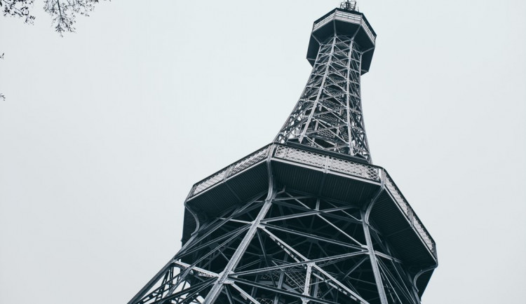 Pražská Eifelovka slaví. Petřínská rozhledna nabízí unikátní výhledy na Prahu již 130 let