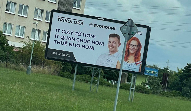 Trikolora Svobodní Soukromníci lákají voliče u Sapy billboardem ve vietnamštině
