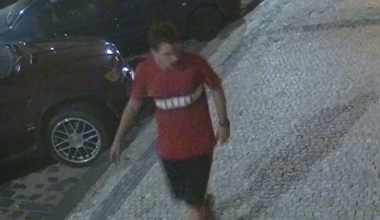 Pokus o znásilnění v Praze. Muž zatlačil ženu do chodby, zacpal jí pusu a začal ji osahávat