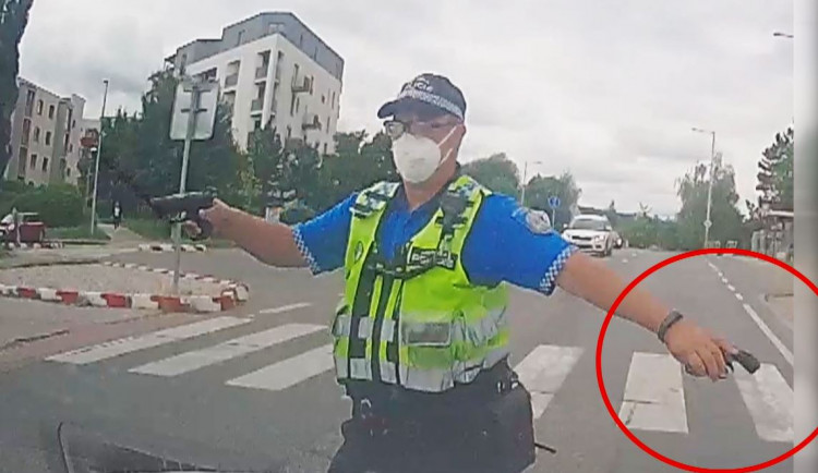 Kovboj v Praze močil u zastávky. Když ho strážník napomenul, muž na něj namířil zbraň
