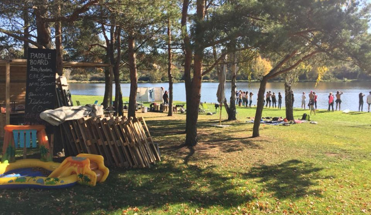 Na koupališti Džbán platí zákaz koupání. Ve vodě jsou sinice