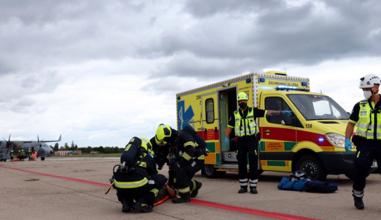 Pražští záchranáři měli praktické cvičení. Zasahovali u letecké nehody
