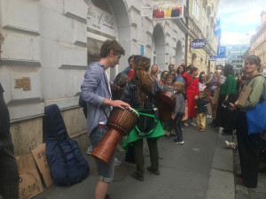 Asi dvacet protestujících dnes v centru Prahy podporovalo domorodce z Amazonie