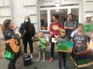 Asi dvacet protestujících dnes v centru Prahy podporovalo domorodce z Amazonie