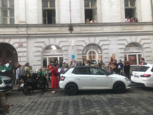 Asi dvacet protestujících dnes v centru Prahy podporovalo domorodce z Amazonie