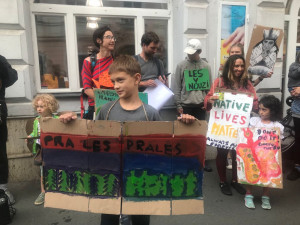 Asi dvacet protestujících dnes v centru Prahy podporovalo domorodce z Amazonie