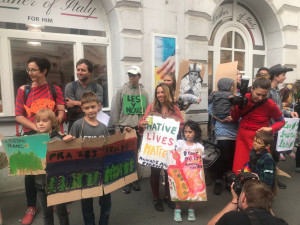Asi dvacet protestujících dnes v centru Prahy podporovalo domorodce z Amazonie