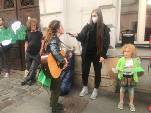 Asi dvacet protestujících dnes v centru Prahy podporovalo domorodce z Amazonie