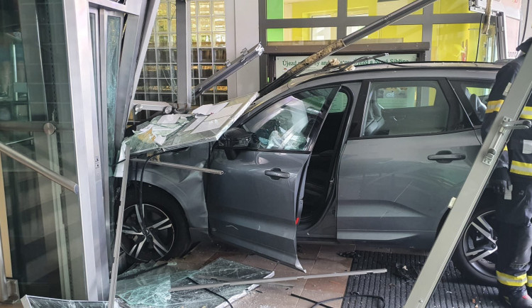 Řidič v Praze vjel na chodník, autem srazil malého chlapce a skleněnou výplní vjel do budovy