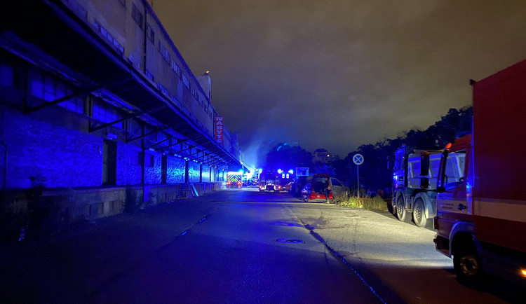 Na Nákladovém nádraží v Praze hoří skladovací hala. Byl vyhlášen třetí stupeň požárního poplachu