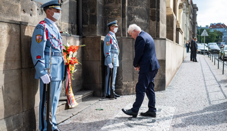 Steinmeier navštívil památník československých výsadkářů. Jako první německý prezident