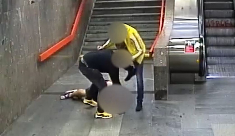 Cizinci napadli muže v metru, dupali mu na hlavu a okradli ho. Za dva dny už byli v rukou policie