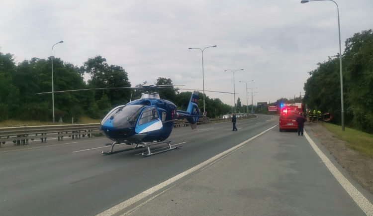 Dopravní nehoda uzavřela Jižní spojku. Na místě zasahoval vrtulník