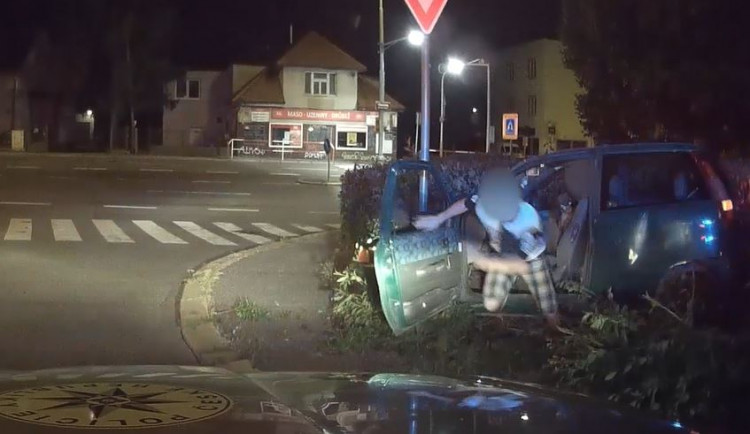 Mladík ujížděl před policisty. Nezastavily ho ani varovné výstřely
