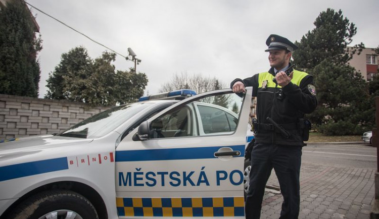 Dezorientované seniorce pomohli brněnští strážníci, odvezli ji domů autem