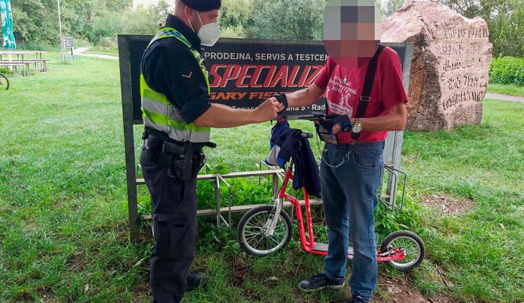 Děda jel děsně pomalu, řekla strážníkům sedmiletá dívka, která ujela seniorovi na kole