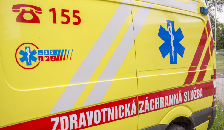Auto v Brně narazilo do sloupu, dva lidé se těžce zranili