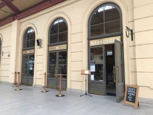 V Praze dnes otevírá nová luxusní nádražka. Láká na vejmrdu nebo žemlovku