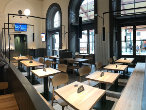 V Praze dnes otevírá nová luxusní nádražka. Láká na vejmrdu nebo žemlovku