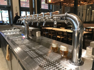 V Praze dnes otevírá nová luxusní nádražka. Láká na vejmrdu nebo žemlovku