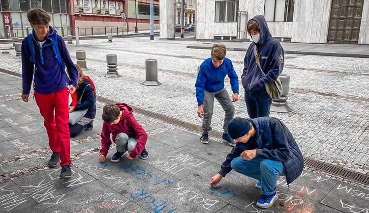 Nejsme čísla! Studenti v Praze demonstrovali, aby se kvůli covidu už nezavíraly školy