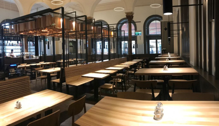 V Praze dnes otevírá nová luxusní nádražka. Láká na vejmrdu nebo žemlovku