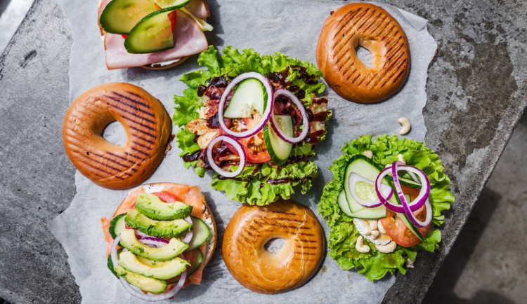 Letní tipy pro zapřísáhlé vegany i občasné nemasaře.  Wolt doručí rostlinné menu i do parku