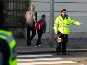 Školní rok je tady. Jaká jsou základní pravidla při přecházení silnice po přechodu a mimo něj?
