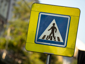 Školní rok je tady. Jaká jsou základní pravidla při přecházení silnice po přechodu a mimo něj?