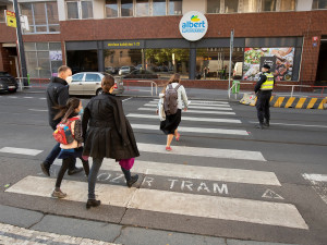 Školní rok je tady. Jaká jsou základní pravidla při přecházení silnice po přechodu a mimo něj?