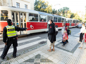 Školní rok je tady. Jaká jsou základní pravidla při přecházení silnice po přechodu a mimo něj?