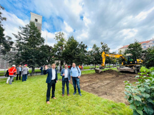 Na Jiřáku začala kompletní rekonstrukce stanice metra. Dělníci už kopou výtahovou šachtu