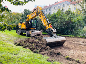 Na Jiřáku začala kompletní rekonstrukce stanice metra. Dělníci už kopou výtahovou šachtu