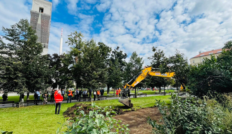 Na Jiřáku začala kompletní rekonstrukce stanice metra. Dělníci už kopou výtahovou šachtu