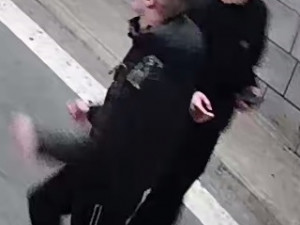 Kamara - just a nig*er! Policie má dva z autorů rasistického vzkazu