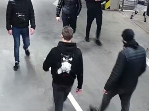 Kamara - just a nig*er! Policie má dva z autorů rasistického vzkazu